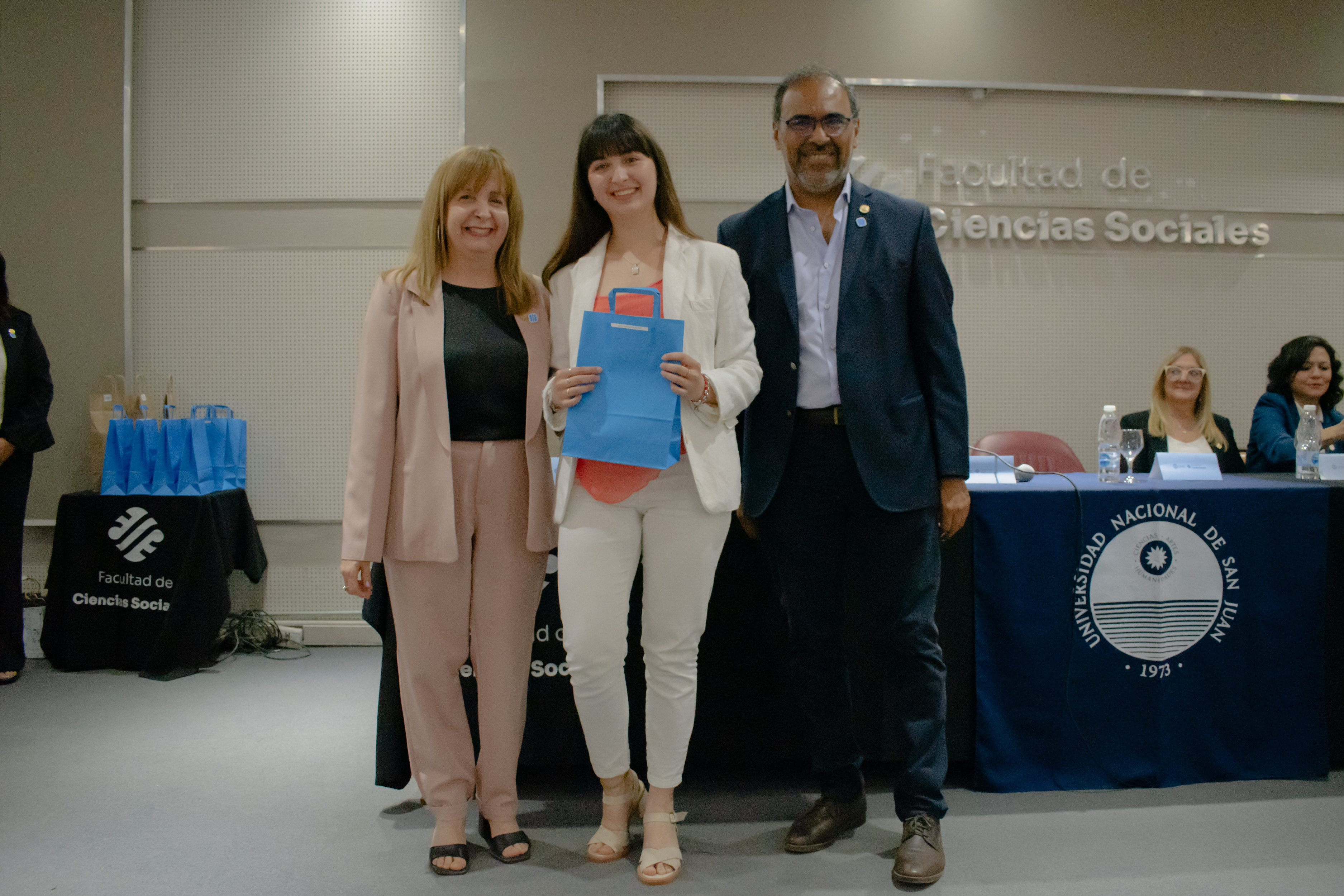 Egresados y egresadas de las distintas carreras de la Facultad recibieron distinciones por sus promedios 