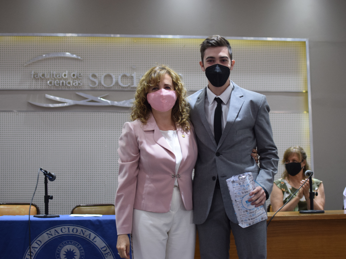 Acto de reconocimiento del Cuerpo de Bandera saliente y entrega de distinciones especiales a egresados y egresadas de Sociales