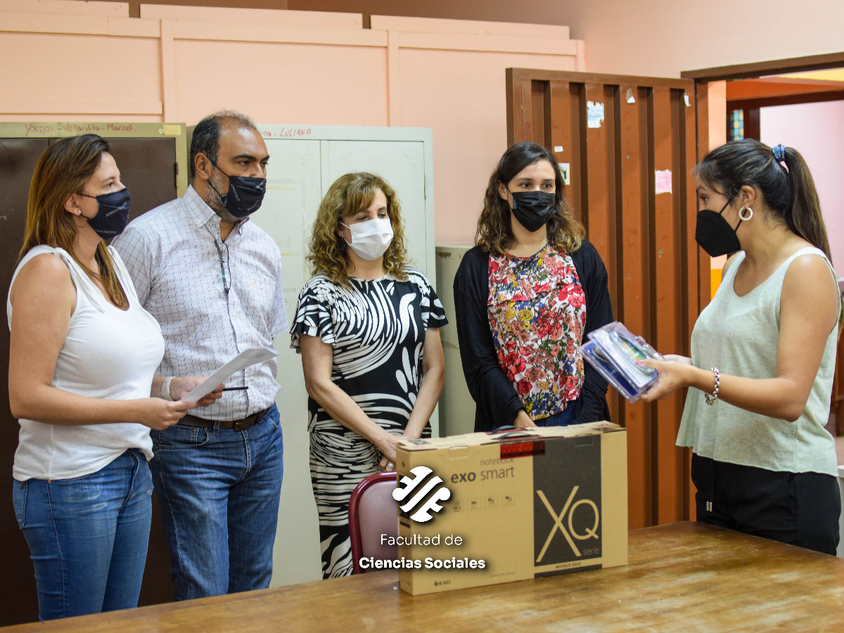 Puntos de Inclusión Digital: entrega de notebooks en Sociales