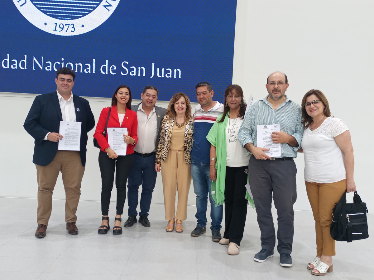 Trabajadores y trabajadoras de apoyo de la Facultad recibieron la Resolución mediante la cual se confirman en sus cargos
