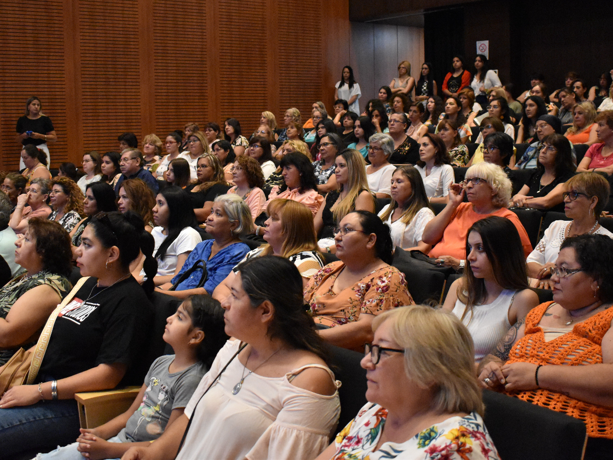 Sociales y el Ministerio de Desarrollo entregaron certificaciones a emprendedores de la economía social