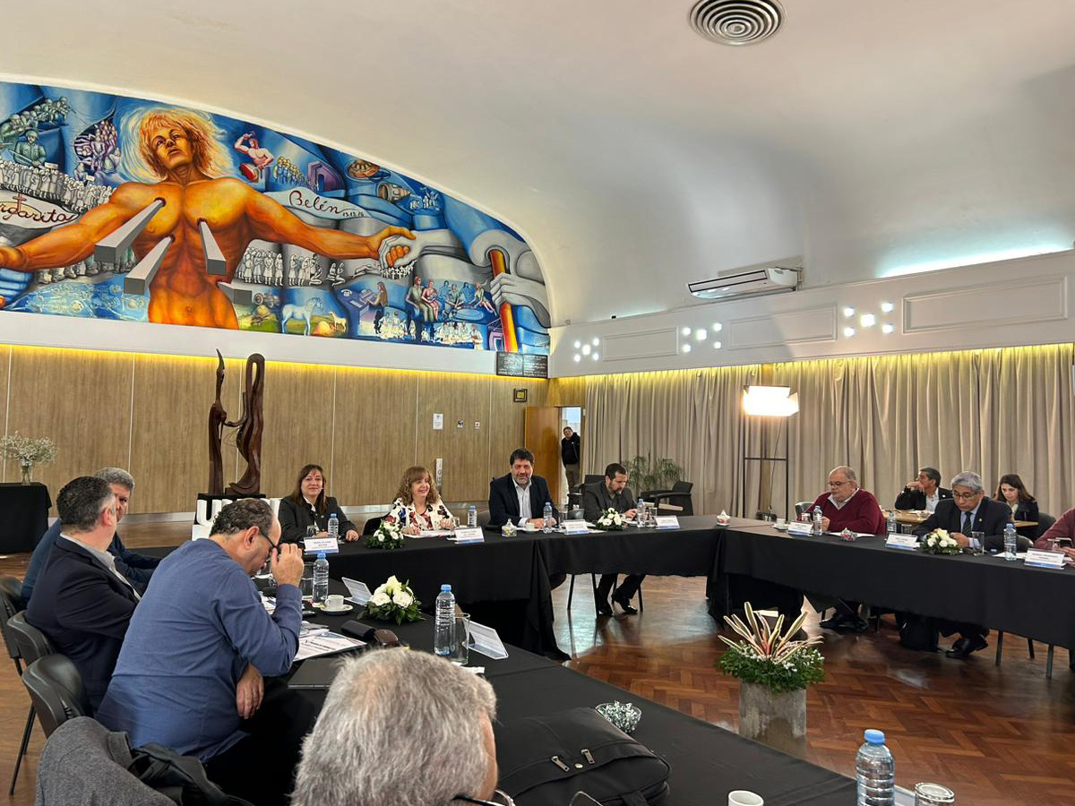 La vicedecana de Sociales estuvo presente en el encuentro de decanas y decanos de Ciencias Económicas de Universidades Nacionales