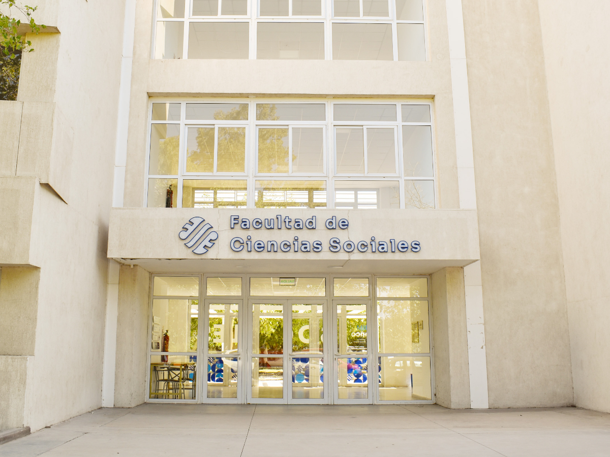 Línea de tiempo por algunos de los hitos más importantes desde la creación de la Facultad