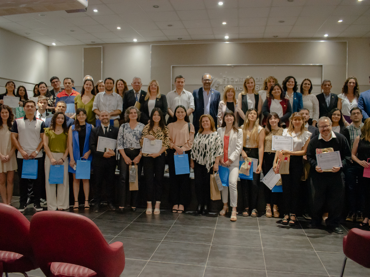 Egresados y egresadas de las distintas carreras de la Facultad recibieron distinciones por sus promedios 