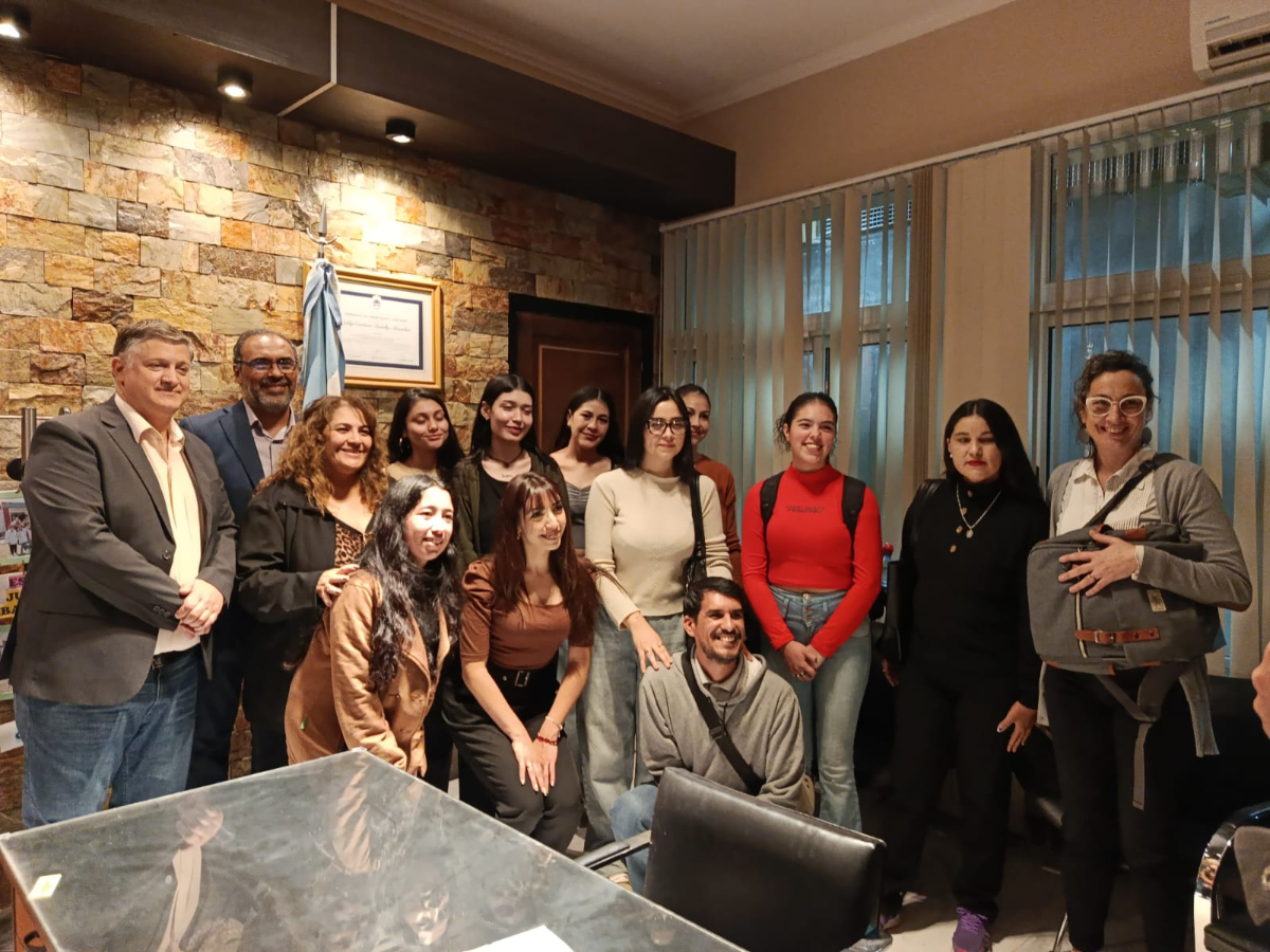 Estudiantes de 25 de Mayo recibieron becas de ayuda económica