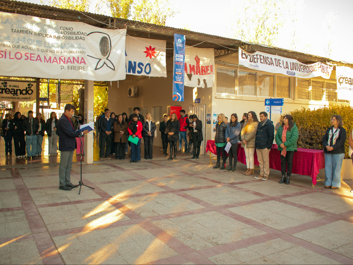 Una agrupación estudiantil celebró el natalicio de Manuel Belgrano y donó una bandera nacional a la Facultad