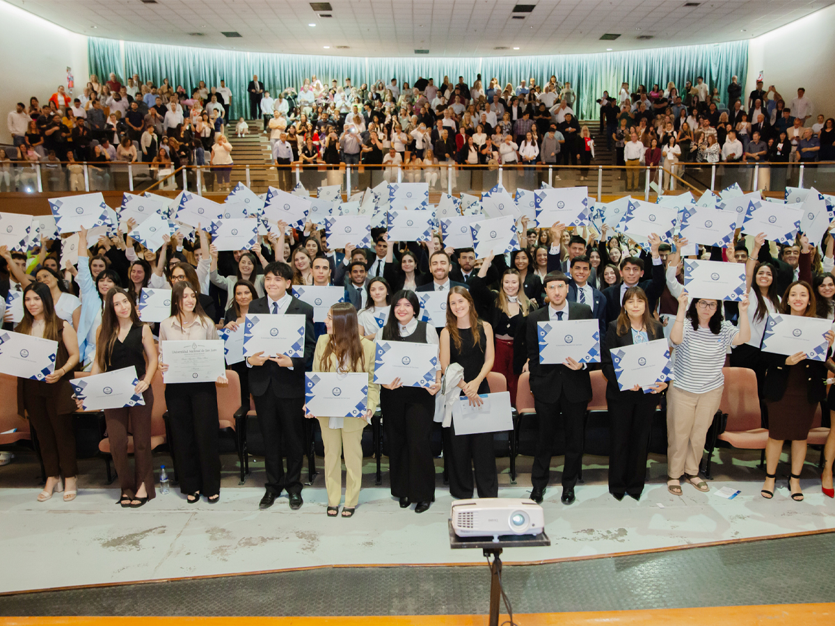 Los egresados y egresadas de la promoción 2024-2025 de Sociales recibieron su Título Universitario