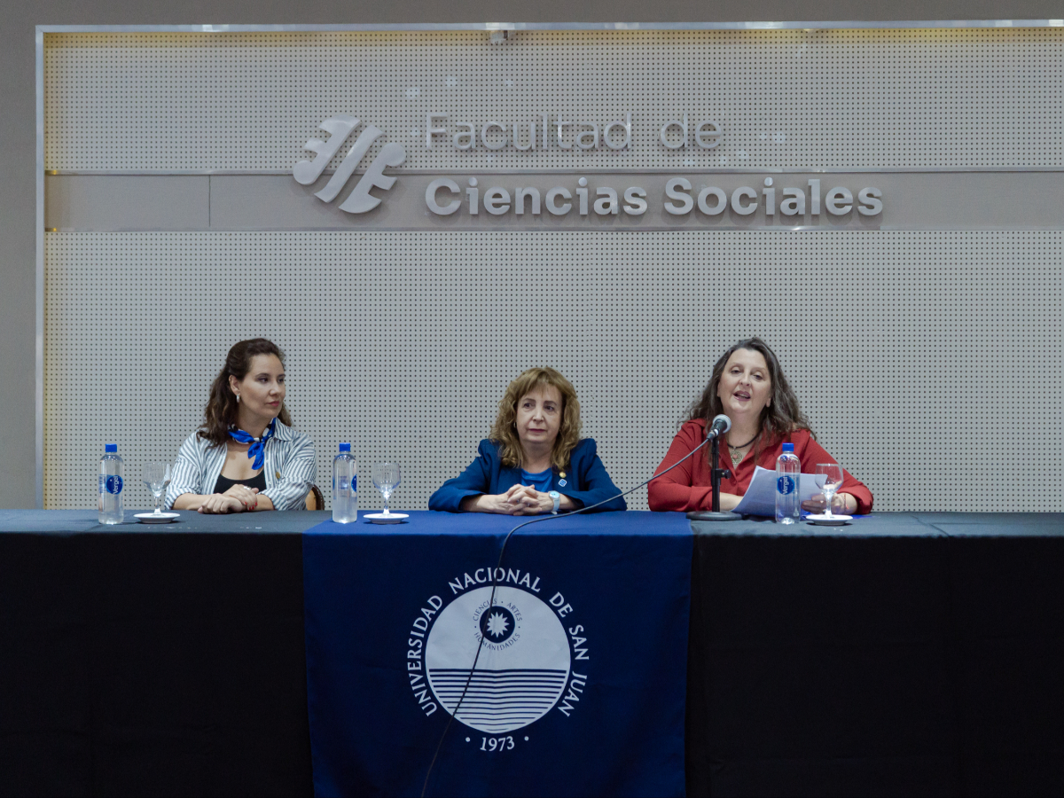 El IIAC inauguró un ciclo de conferencias por su 44° aniversario con una charla del economista y periodista Alfredo Zaiat