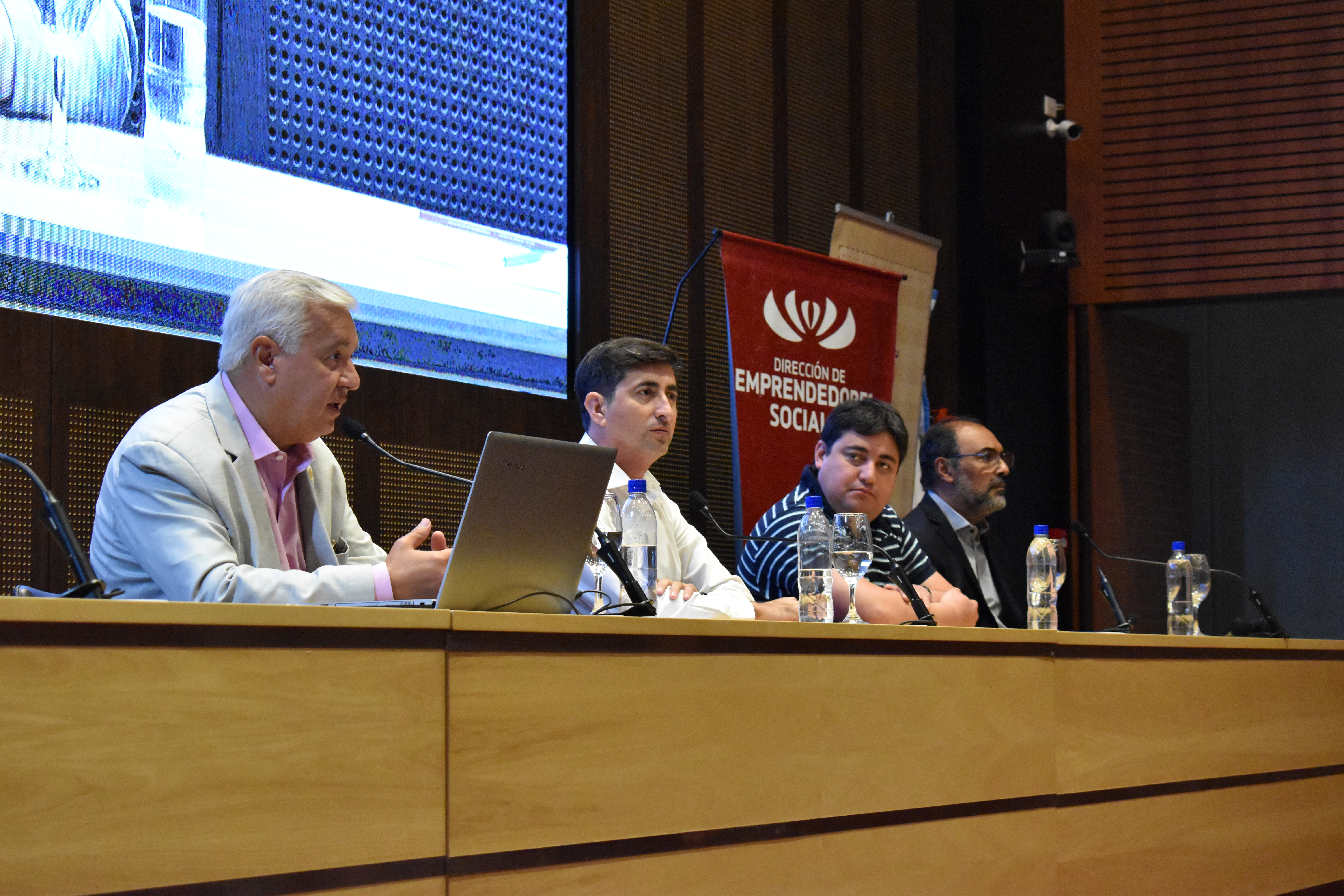 Sociales y el Ministerio de Desarrollo entregaron certificaciones a emprendedores de la economía social