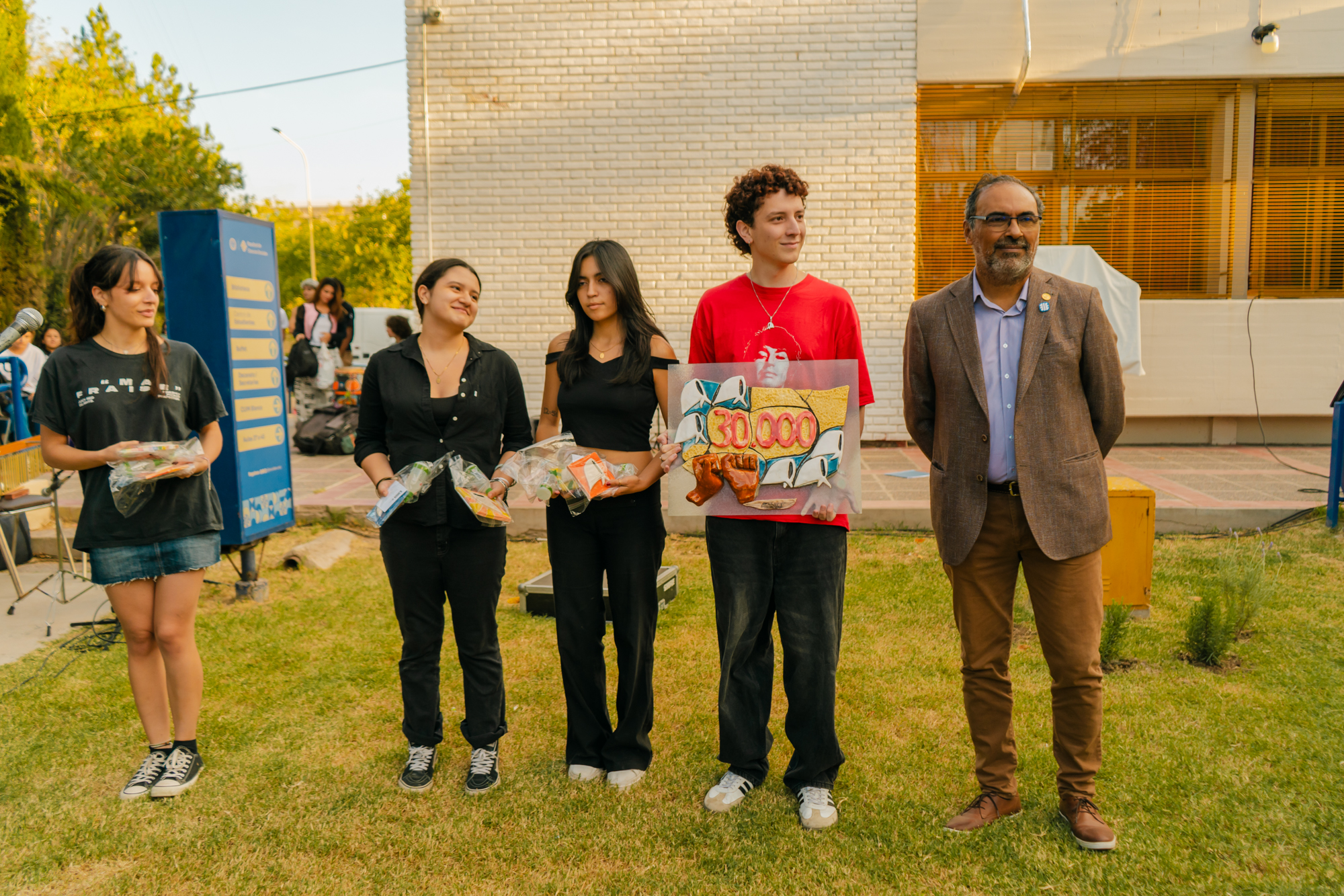 Sociales conmemoró los 50 años del golpe de estado, en una tarde llena de memoria, encuentro e intervenciones artísticas