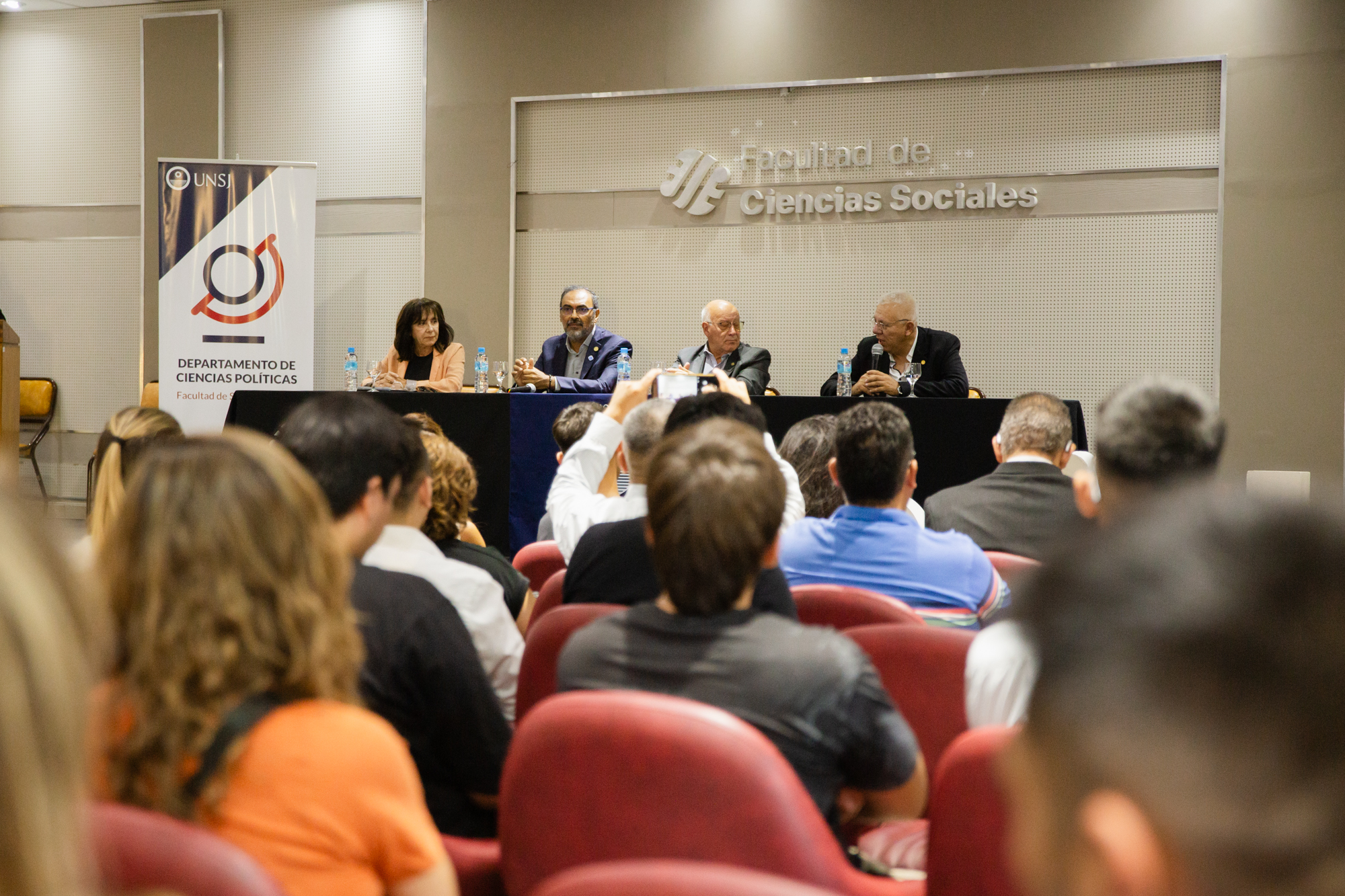 El Departamento de Ciencias Políticas celebró su fecha con un panel y un encuentro regional