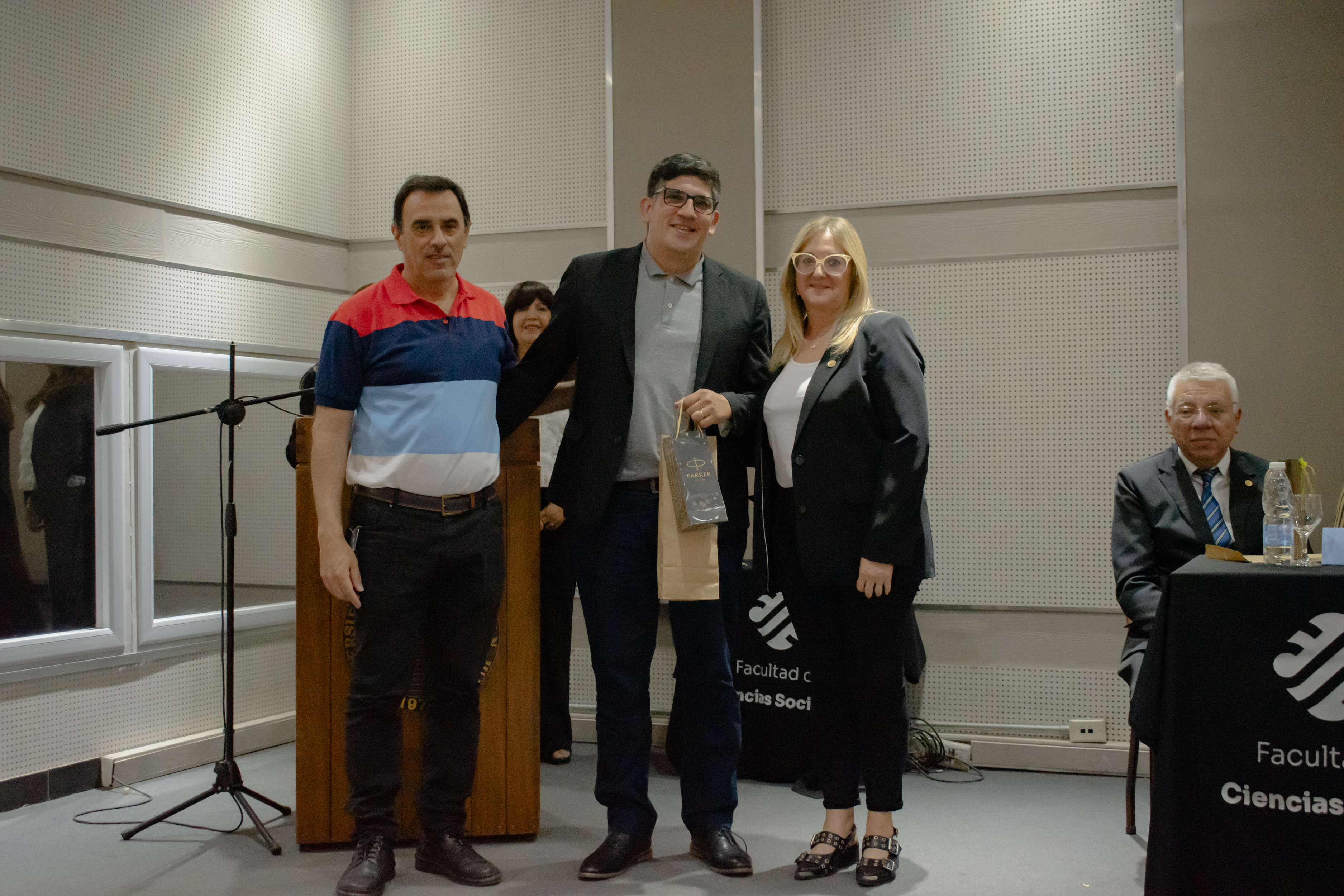 Egresados y egresadas de las distintas carreras de la Facultad recibieron distinciones por sus promedios 