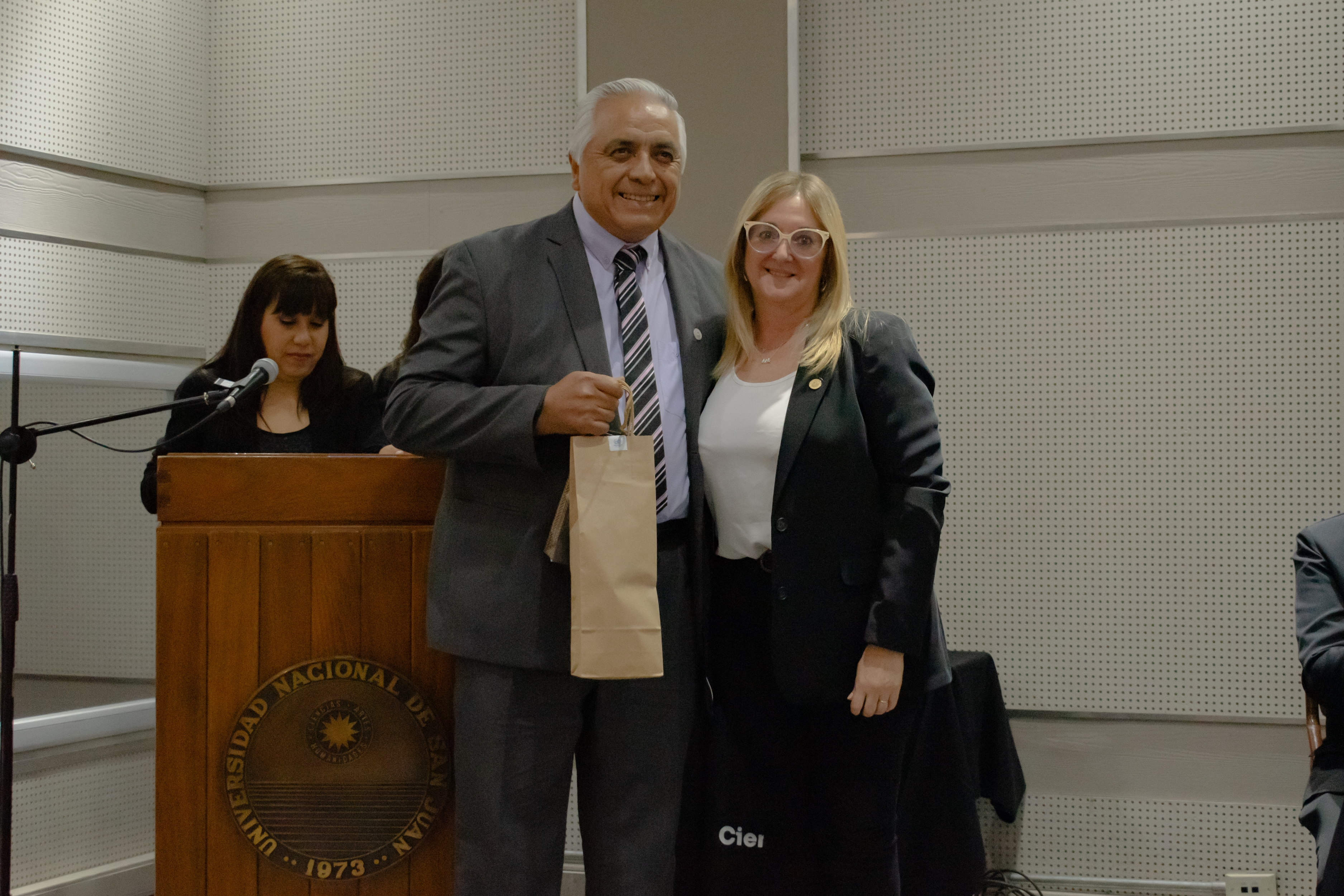 Egresados y egresadas de las distintas carreras de la Facultad recibieron distinciones por sus promedios 