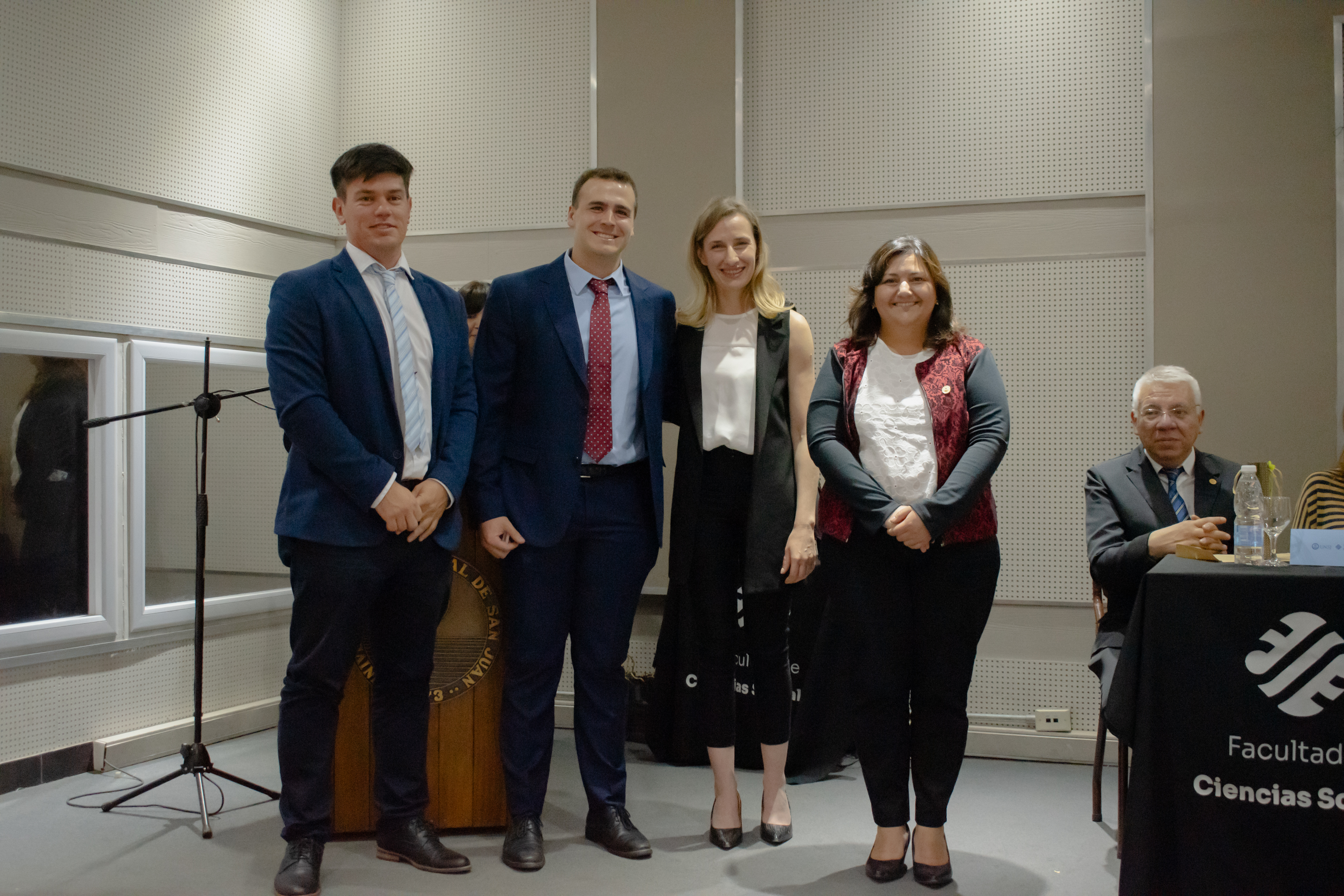 Egresados y egresadas de las distintas carreras de la Facultad recibieron distinciones por sus promedios 