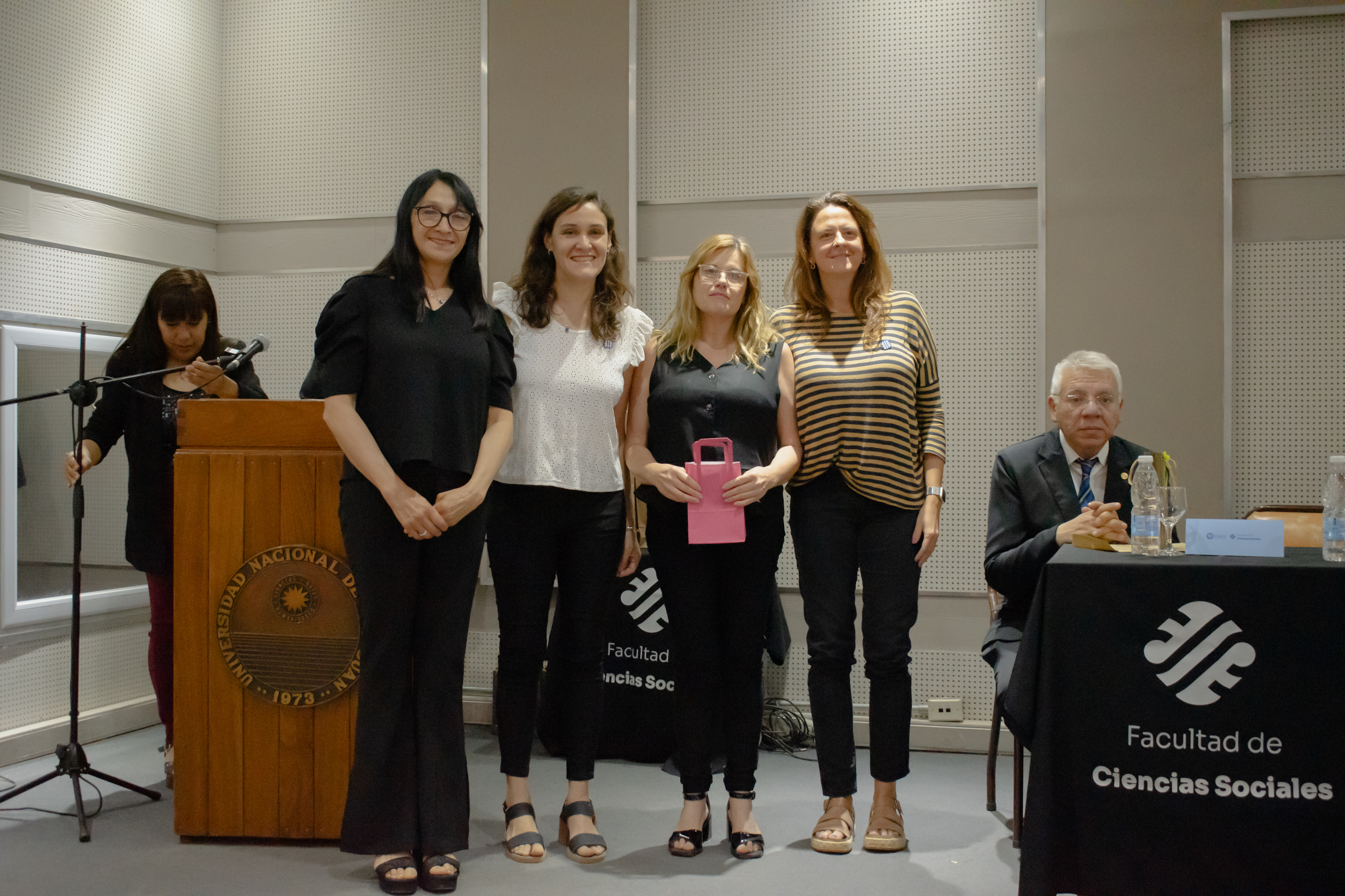 Egresados y egresadas de las distintas carreras de la Facultad recibieron distinciones por sus promedios 