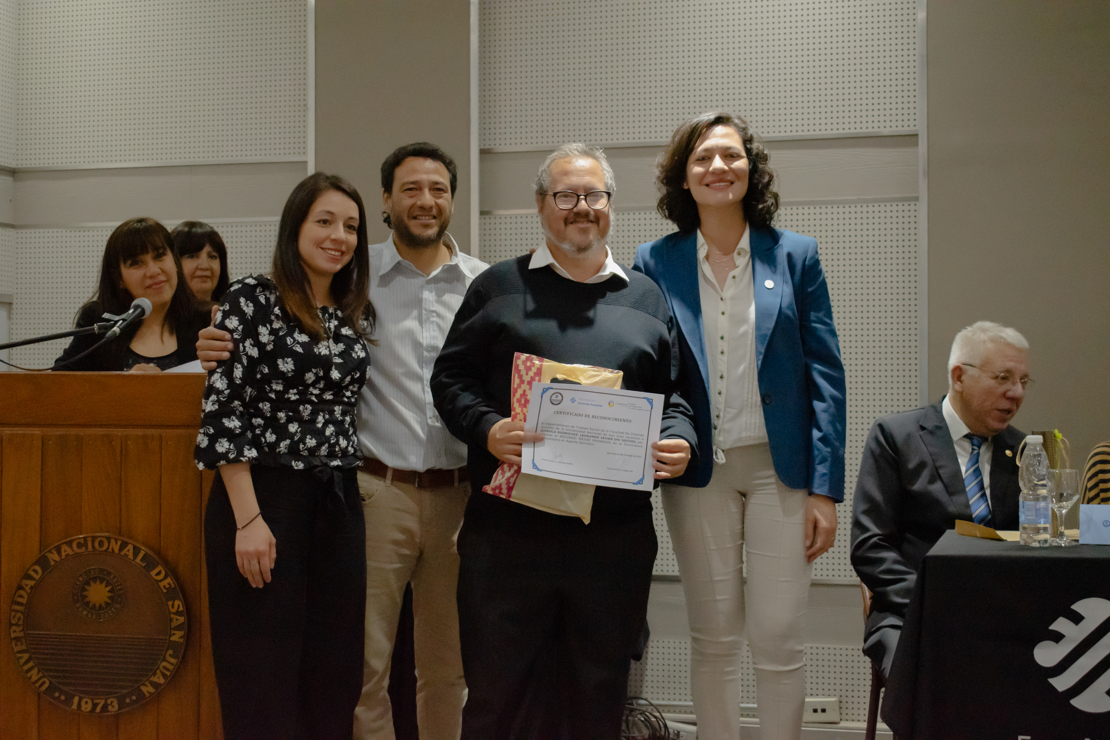 Egresados y egresadas de las distintas carreras de la Facultad recibieron distinciones por sus promedios 