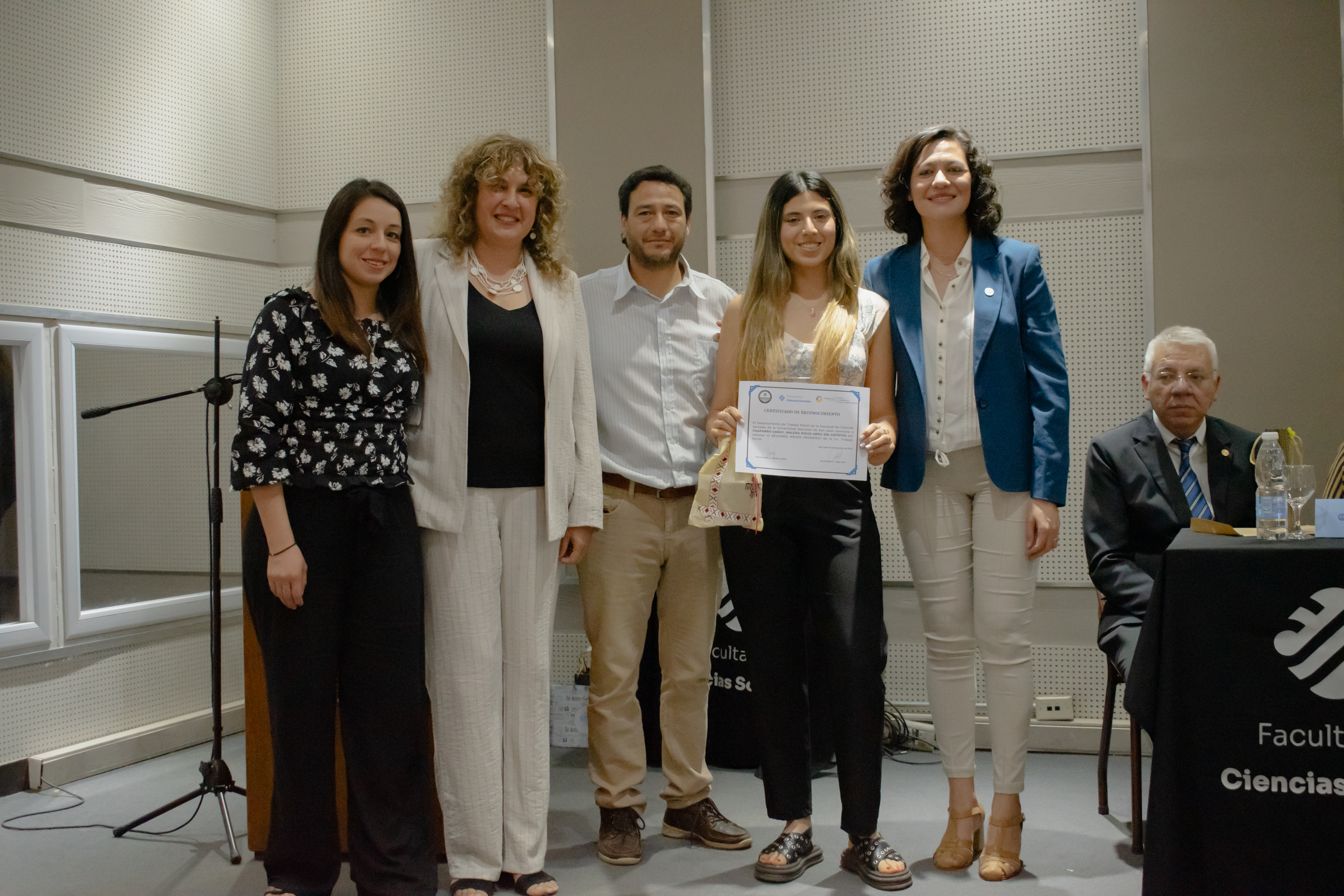 Egresados y egresadas de las distintas carreras de la Facultad recibieron distinciones por sus promedios 