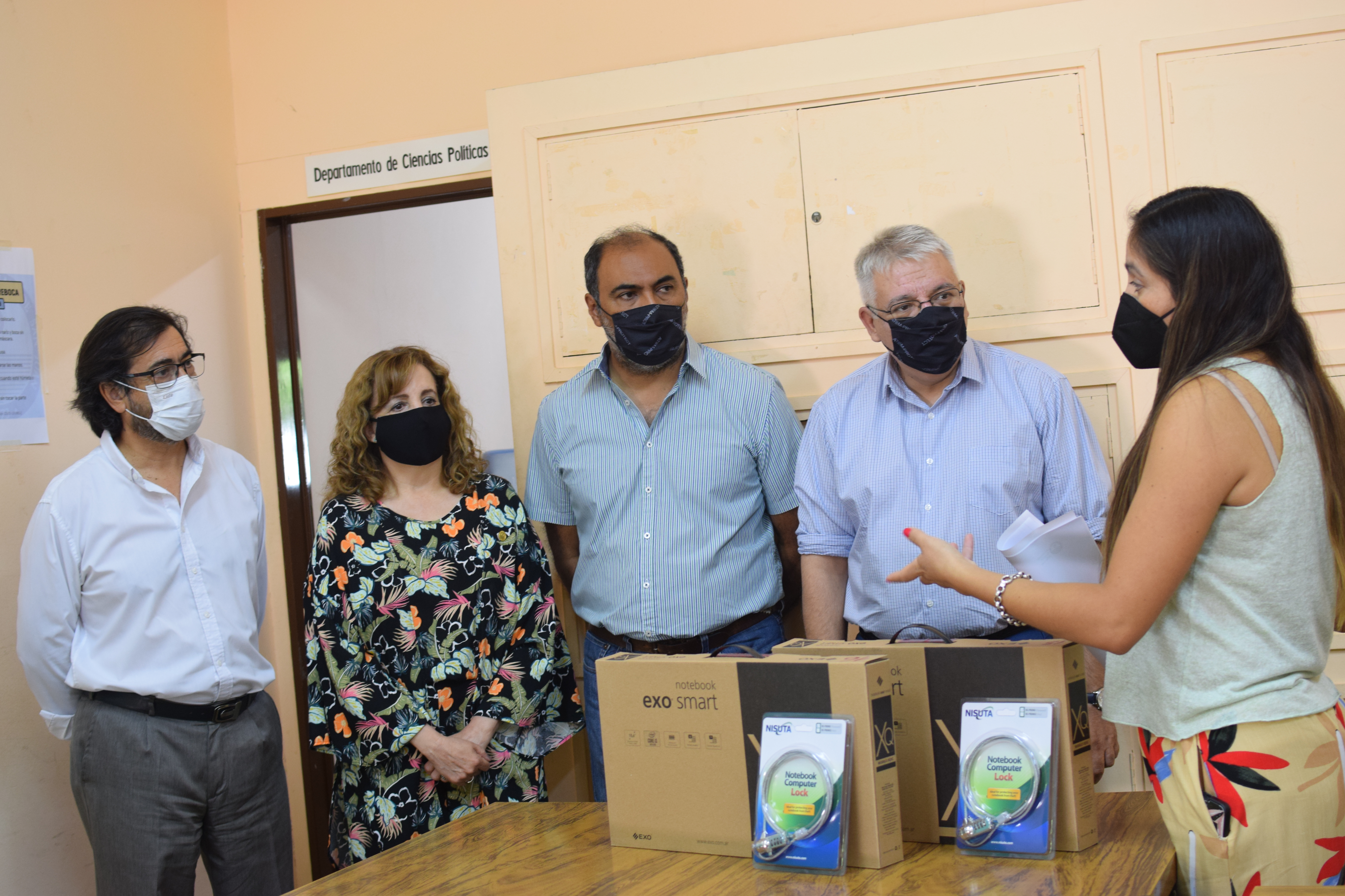 Puntos de Inclusión Digital: entrega de notebooks en Sociales