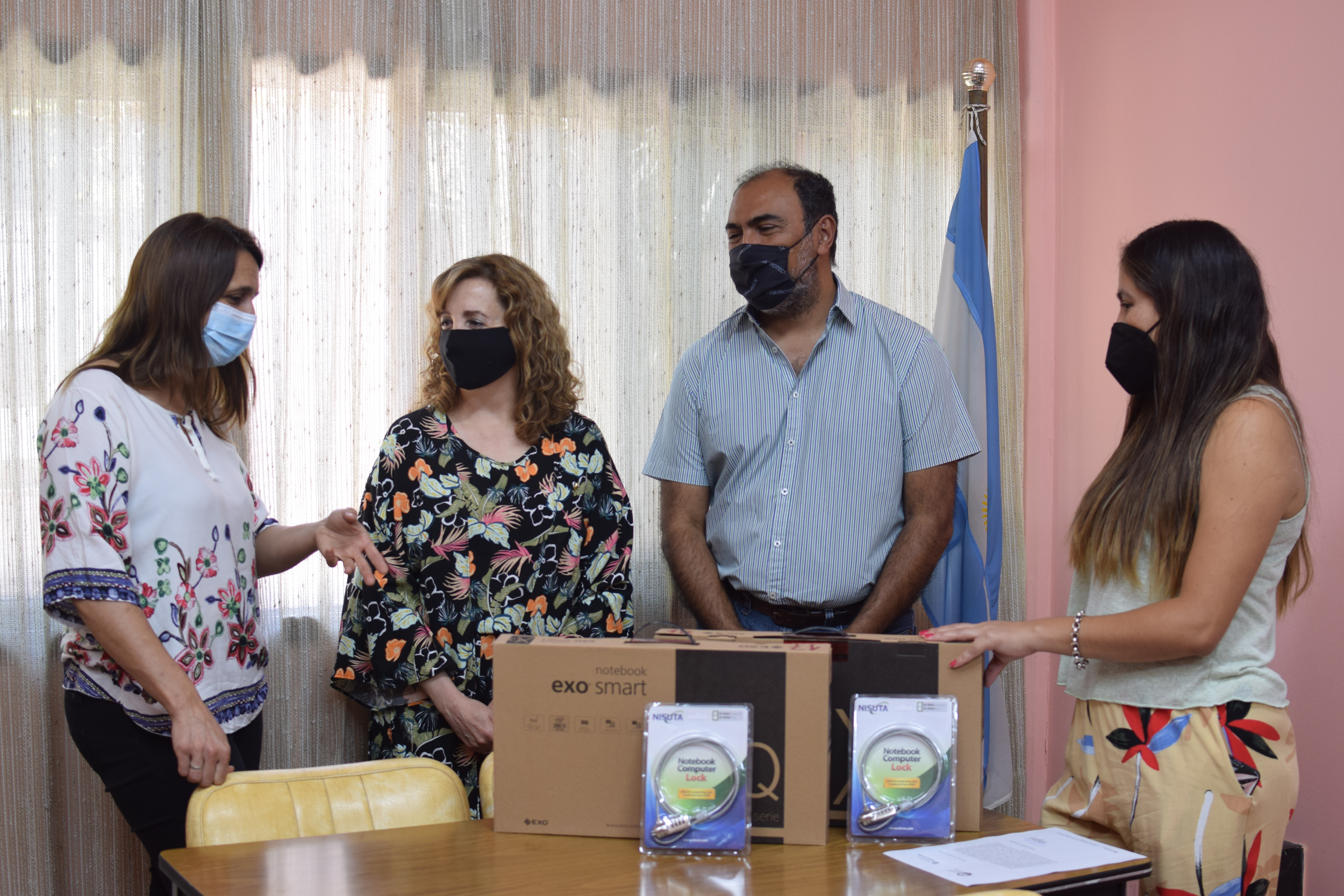 Puntos de Inclusión Digital: entrega de notebooks en Sociales